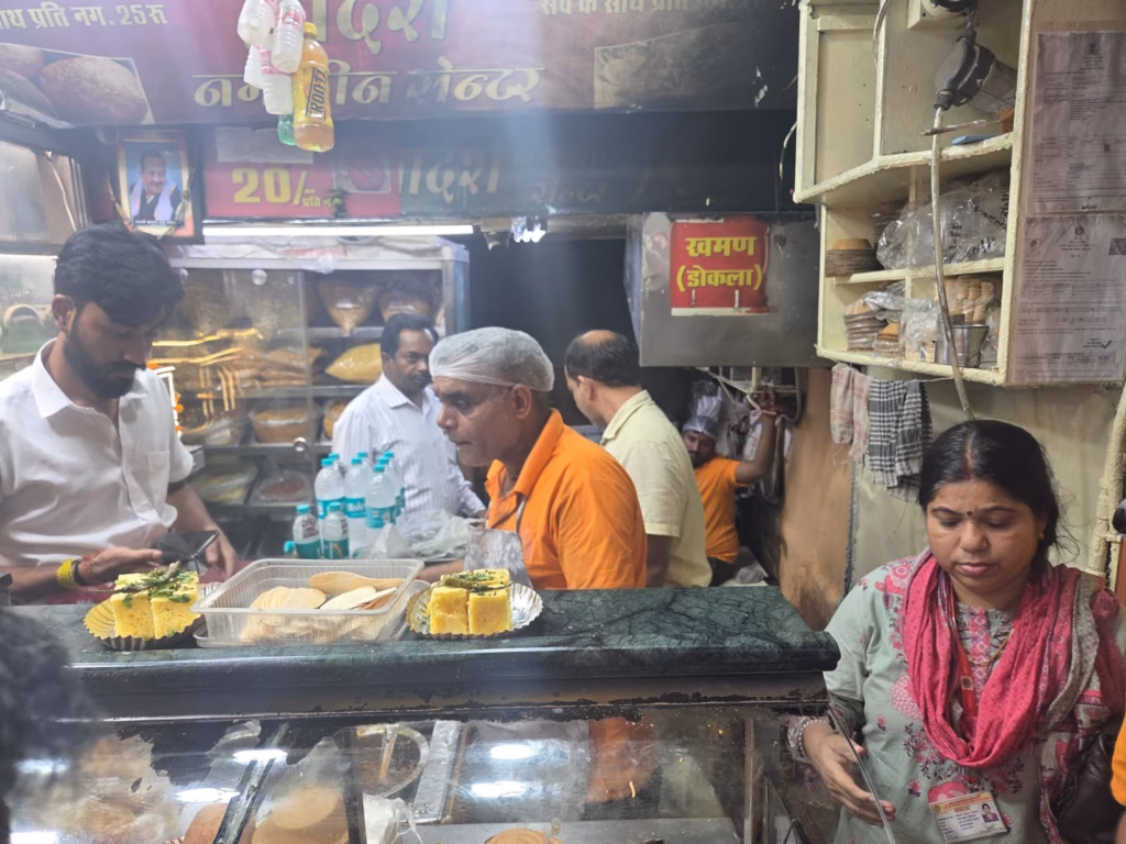 दीपावली से पहले भोपाल में मिलावटखोरों पर खाद्य विभाग का शिकंजा, मिठाई-नमकीन से लेकर बादाम तक के सैंपल लिए