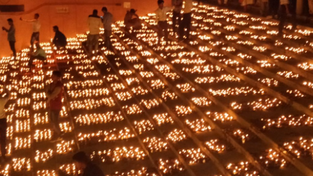 दीपोत्सव से अयोध्या के कुम्हार परिवारों को मिला रोजगार, योगी सरकार के प्रयासों से बढ़ी मिट्टी के दीयों की मांग