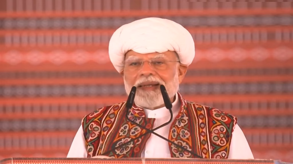 देश में अफरा-तफरी फैलाने की योजना थी, गुजरात में मोदी का विपक्ष पर हमला