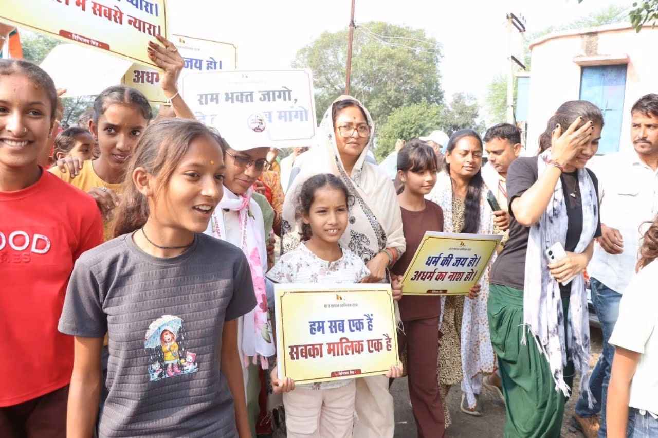 दिग्विजय सिंह की सत्य सनातन यात्रा पर NHRC का नोटिस, बच्चों से राजनीतिक नारे लगवाने का आरोप