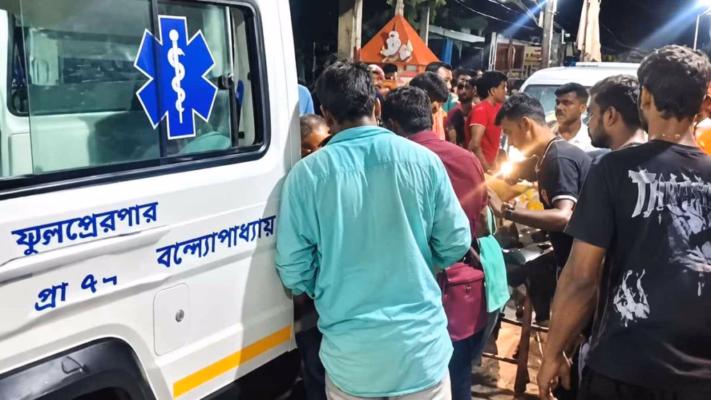Durga Puja Pandal Stampede : माइक से पंडाल गिरने की चेतावनी के बाद मची भगदड़, 19 लोगों की मौत, 25 घायल, सामने आया घटना का वीडियो