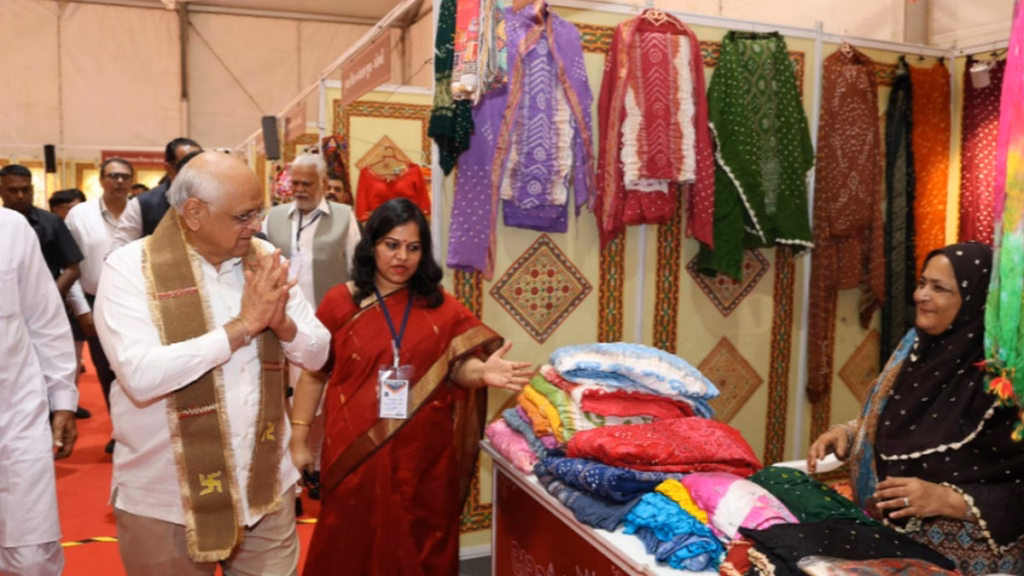 गुजरात में 30 लाख महिलाओं को आत्मनिर्भर बनाने की तैयारी, 136 बस स्टेशनों पर खुलेंगे ग्राम हाट