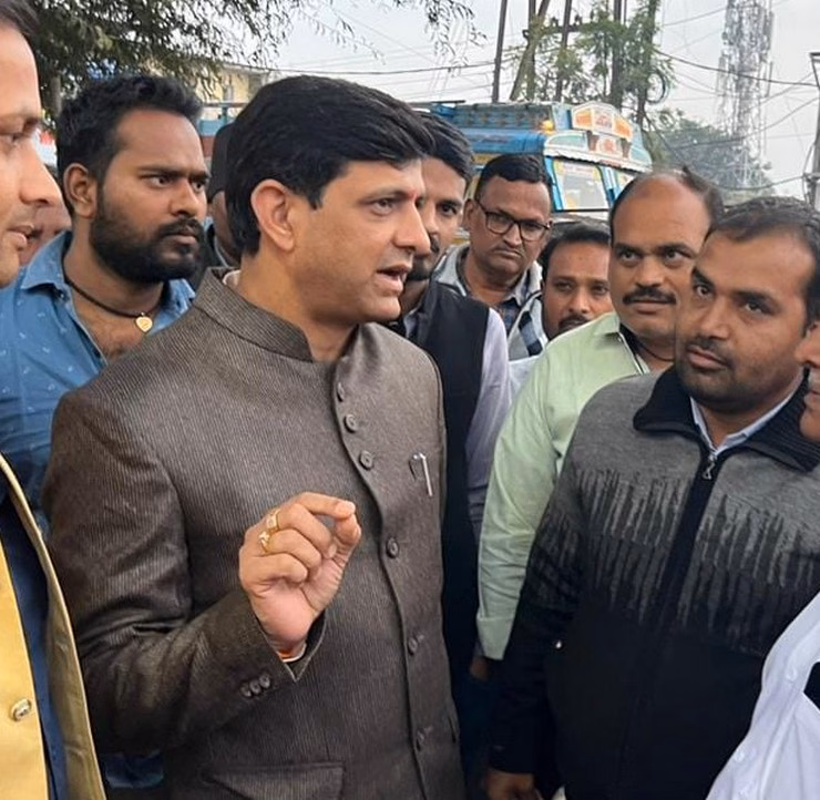 इंदौर महापौर की अफसरों को फटकार, कहा- आप काम नहीं करते हो, इमेज सरकार की खराब होती है
