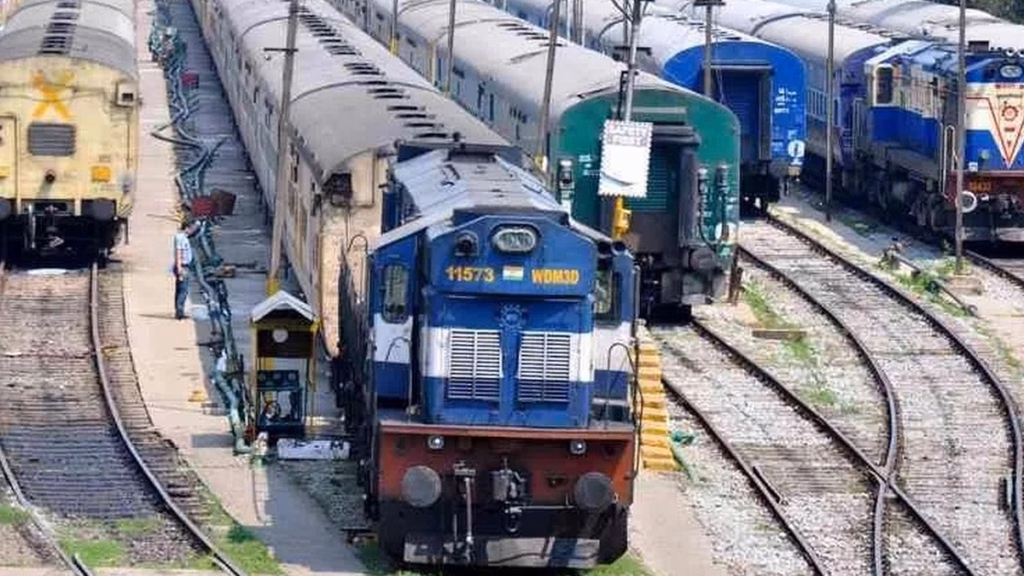 Indian Railways Rules: रात 11 बजे से सुबह 5 बजे तक ट्रेन में मोबाइल चार्जिंग बंद, रेलवे ने क्यों दिया निर्देश?