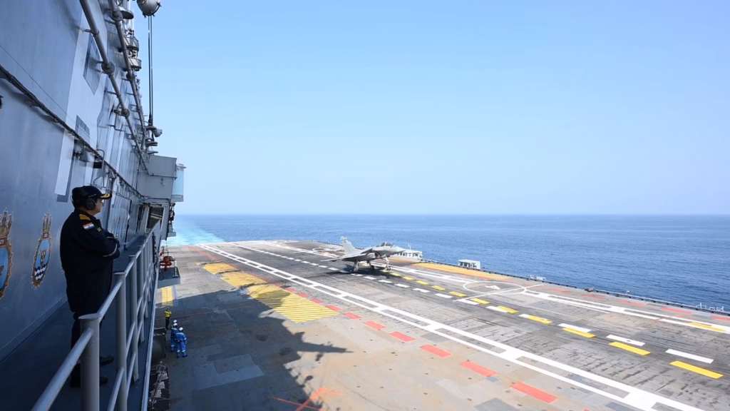 INS विक्रांत पर पहली बार उतरा राफेल मरीन फाइटर जेट, भारतीय नौसेना ने वीडियो जारी किया