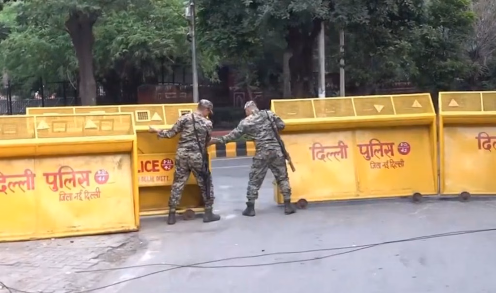 जंतर-मंतर पर आज प्रदर्शन करेंगे छात्र संगठन, मुख्य चुनाव आयुक्त के इस्तीफे की मांग, दिल्ली पुलिस ने लगाए बैरिकेड