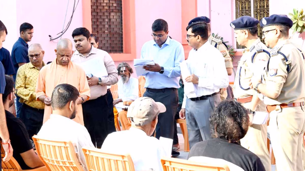 जन कल्याण सरकार का संकल्प, जनता दर्शन में CM योगी के अधिकारियों को निर्देश