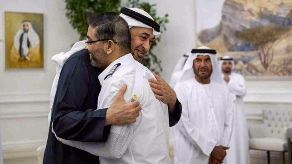 कैप्टन स्मित मच्छार को UAE का सर्वोच्च सम्मान, आसमान में बचाई थी 174 यात्रियों की जान