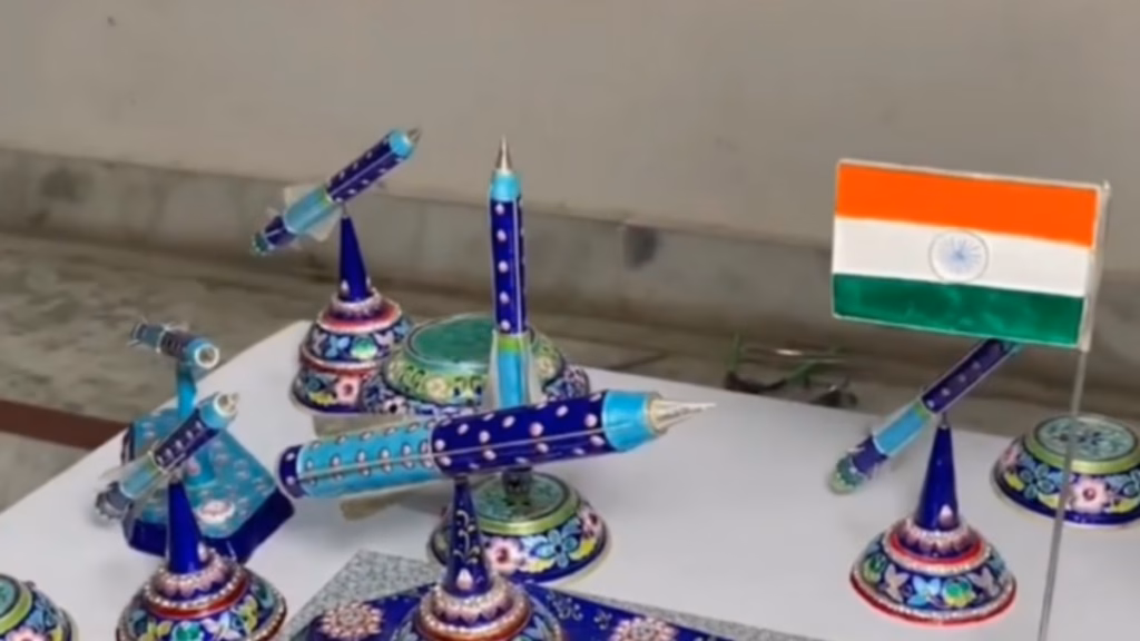 काशी के हुनर का कमाल : गुलाबी मीनाकारी से बना फाइटर प्लेन, कैलिफोर्निया और ऑस्ट्रेलिया से मिले बंपर ऑर्डर