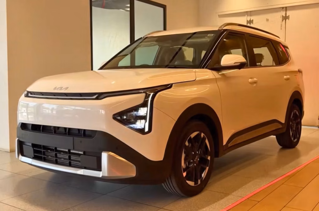 Kia Carens Clavis gets benefits of up to Rs 95,000 in October 2026
