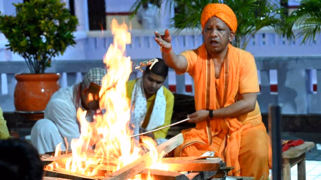 महानिशा पूजन कर सीएम योगी ने की जगत कल्याण की प्रार्थना