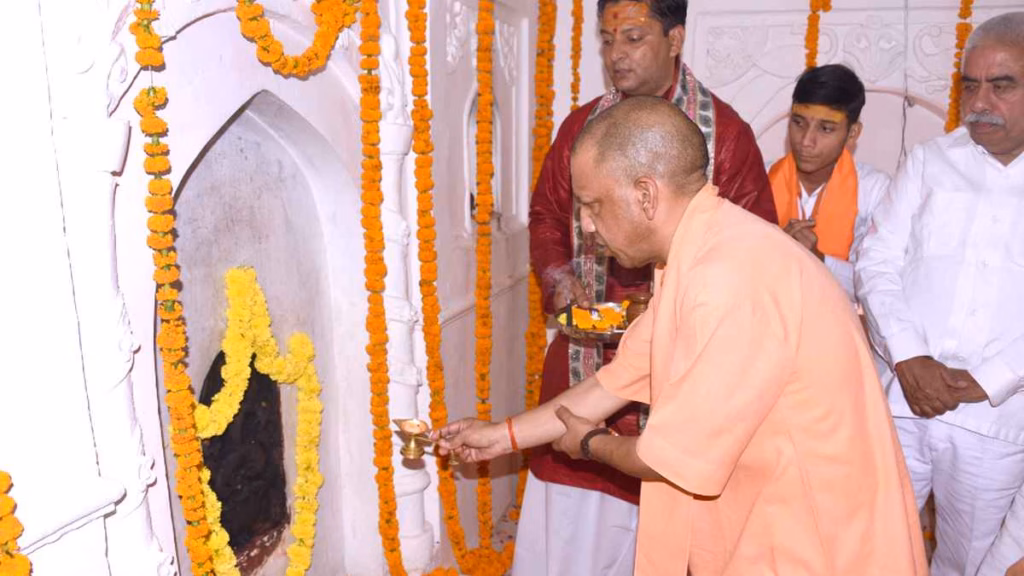 महर्षि वाल्मीकि आश्रम में सीएम योगी ने की पूजा-अर्चना