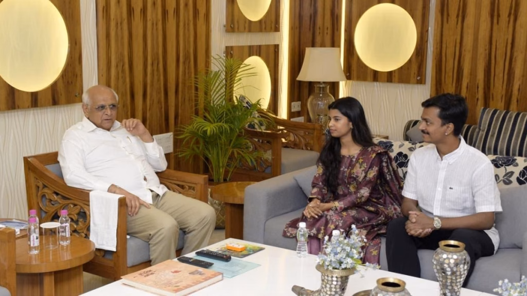 नवरात्रि पर्व के अवसर पर अहमदाबाद में मैथिली ठाकुर ने जमाया रंग, CM भूपेंद्र पटेल ने दी गायिका को दी शुभकामनाएं