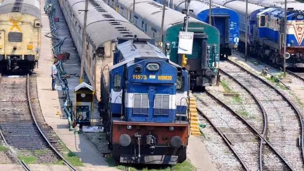 Railway Ticket Insurance : टिकट के साथ बीमा लिया तो नकद भुगतान नहीं चलेगा, जानें नया नियम