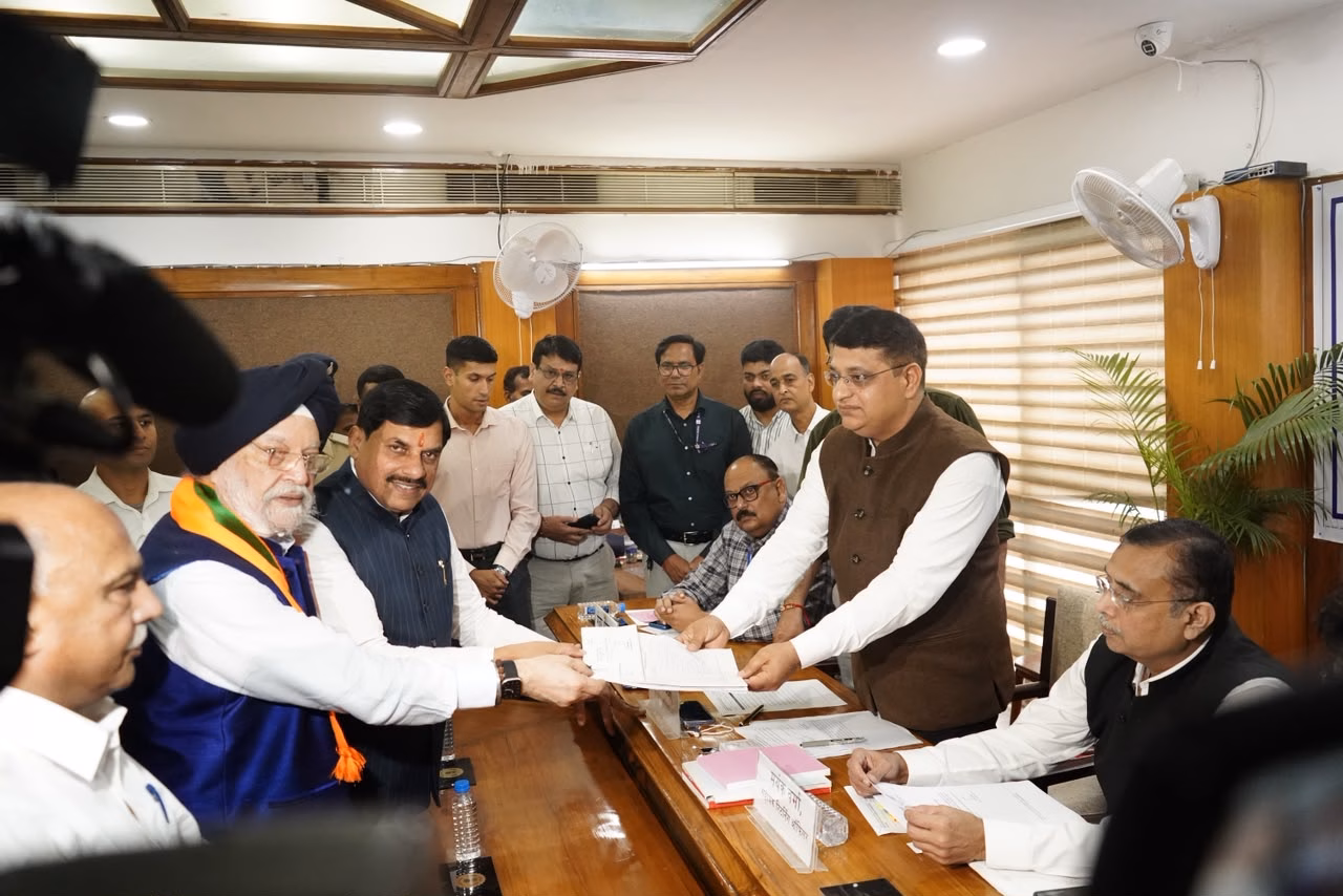 राज्यसभा चुनाव के लिए केंद्रीय मंत्री हरदीप सिंह पुरी ने भरा नामांकन, बोले CM मोहन, प्रशासनिक अनुभव का मध्यप्रदेश को मिलेगा लाभ