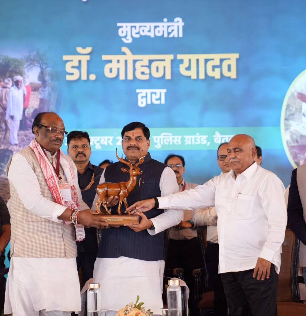 सीएम डॉ. मोहन यादव ने दी बड़ी सौगात, 3.69 लाख तेंदूपत्ता संग्राहकों के खातों में ट्रांसफर किया 30 करोड़ से ज्यादा बोनस
