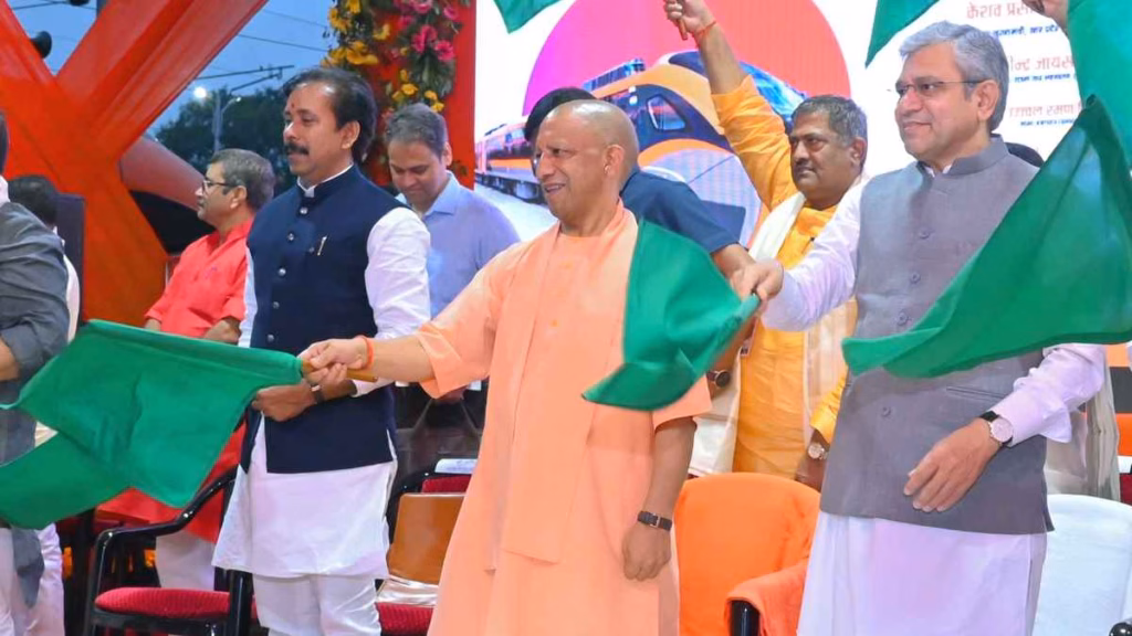 योगी और वैष्णव ने वाराणसी-नई दिल्ली वंदे भारत स्लीपर समेत 3 ट्रेनों को दिखाई हरी झंडी